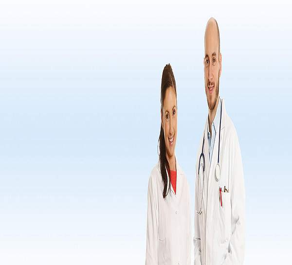Ärzte stehen nebeneinander und lächeln - Münchener Verein Stationäre Zusatzversicherung